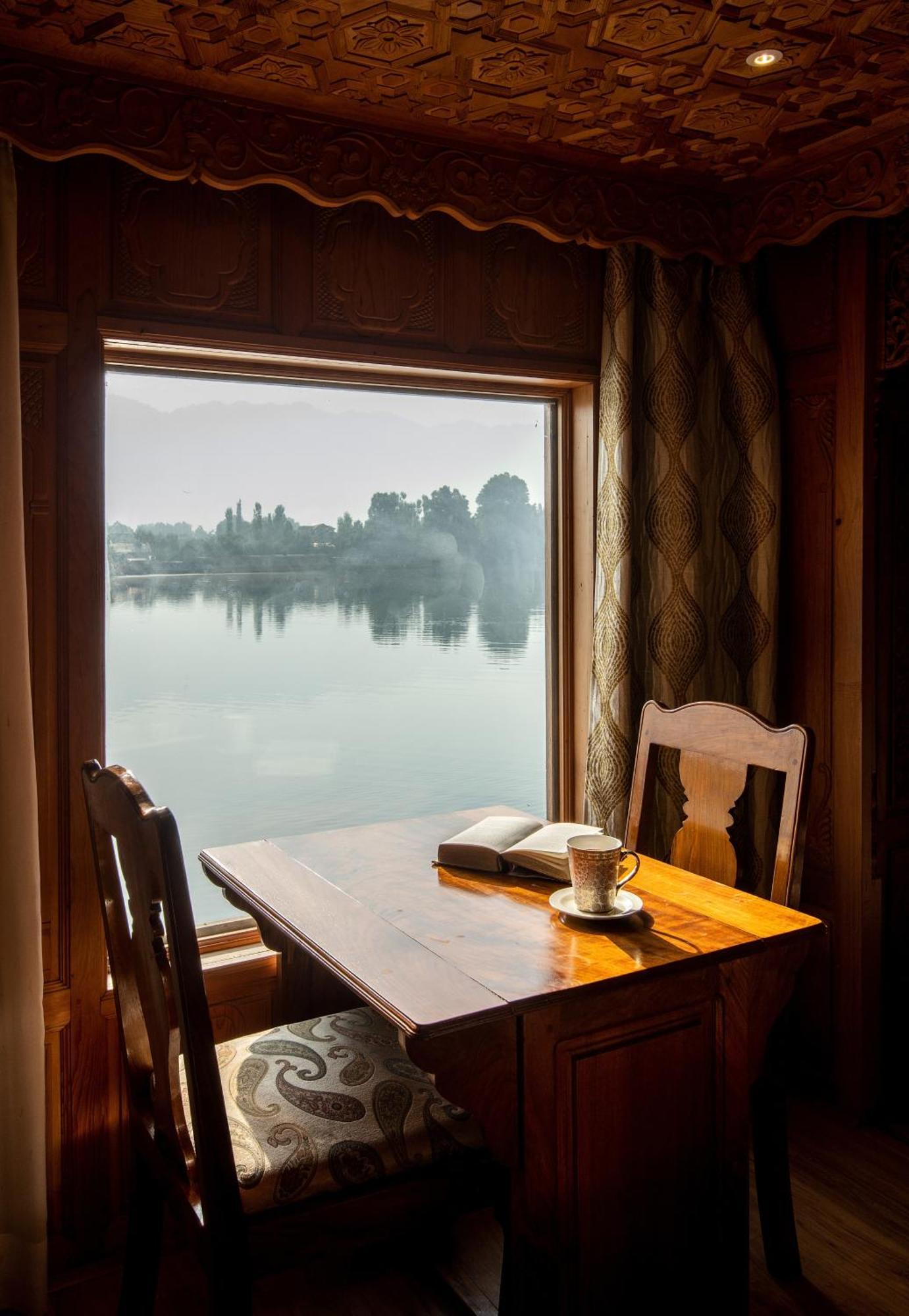 Hotel Mascot Houseboats à Srīnagar Extérieur photo