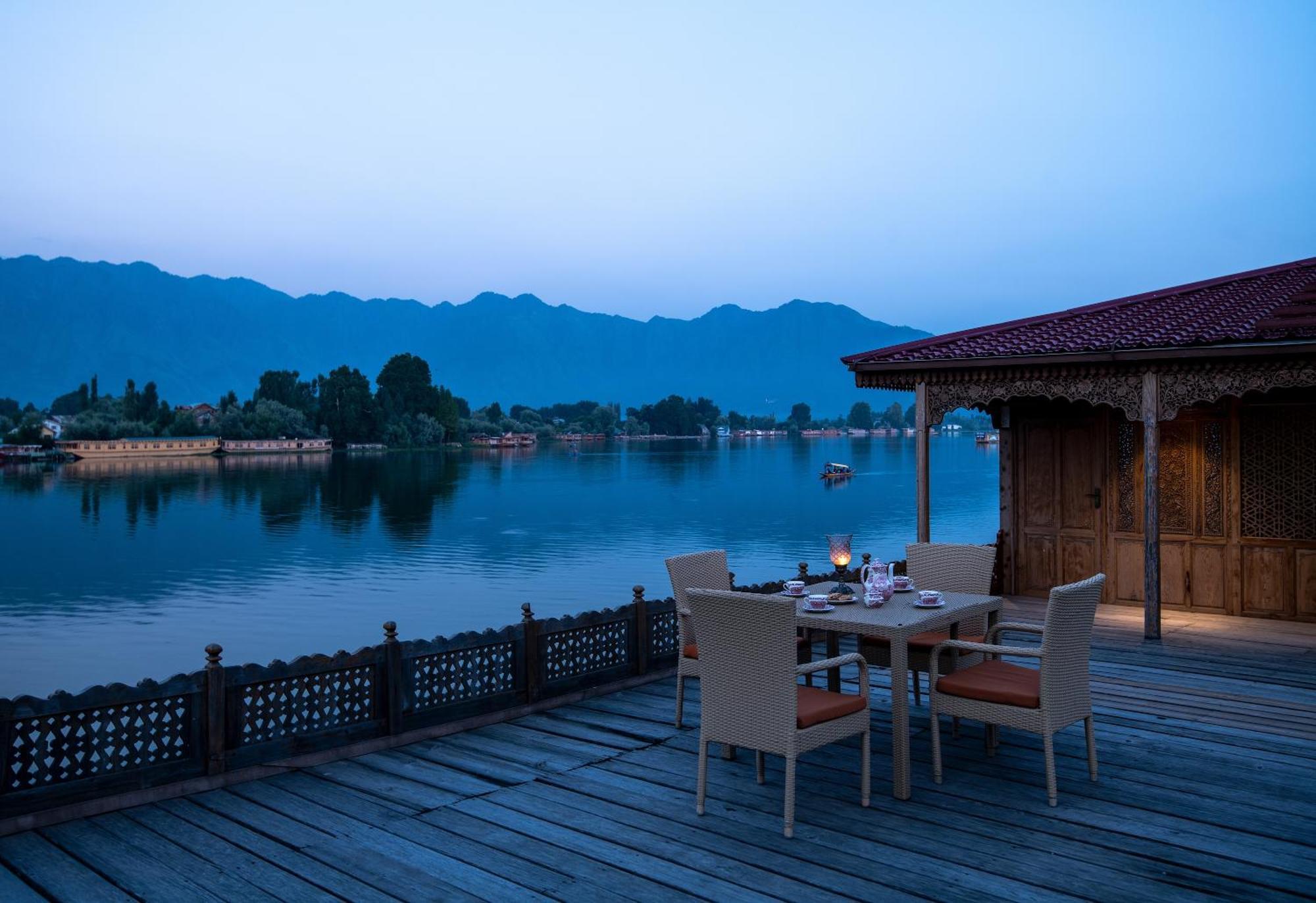 Hotel Mascot Houseboats à Srīnagar Extérieur photo